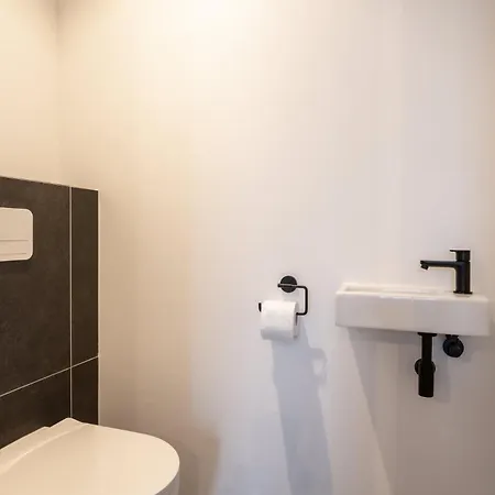 New Close To The With Garage Apartment *