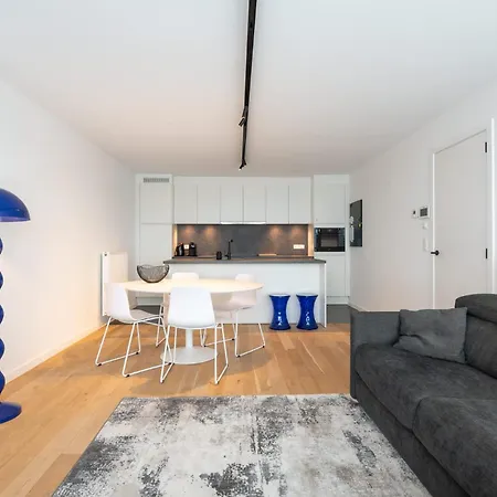 Apartment New Close To The With Garage *